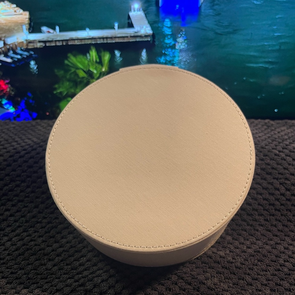 Dior Cream Round Box with Gold Logo - Picture 2 of 9
